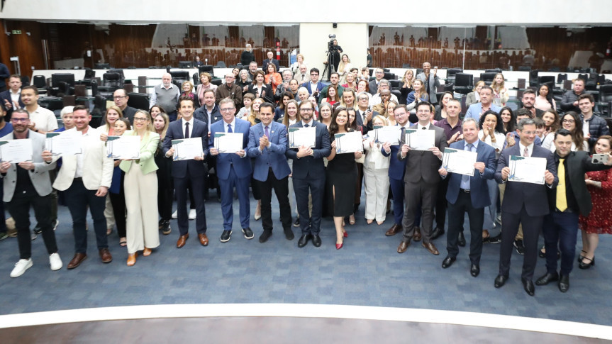 Assembleia Legislativa do Paraná | ALEP | Notícias > Influenciadores que difundem a medicina integrativa são homenageados pela Assembleia Legislativa do Paraná