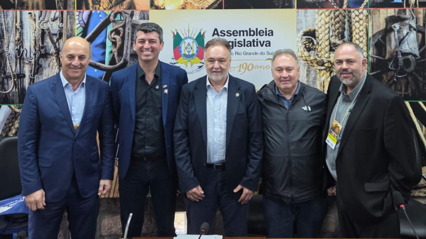 Assembleia Legislativa do Paraná | ALEP | Notícias > Líder do Bloco Temático da Madeira, deputado Artagão Júnior (PSD), participa de reunião sobre setor florestal, em Porto Alegre