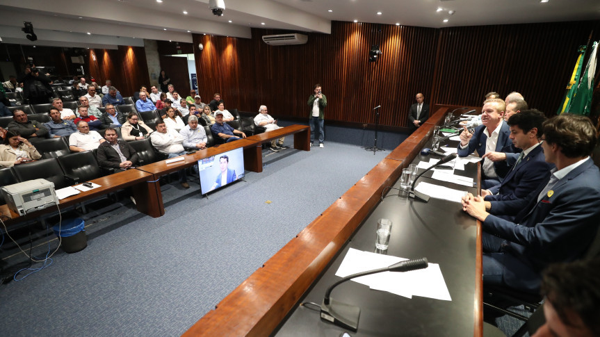 Assembleia Legislativa do Paraná | ALEP | Notícias > Reunião debate a crise da cadeia do leite e propõe soluções para impedir concorrência desleal