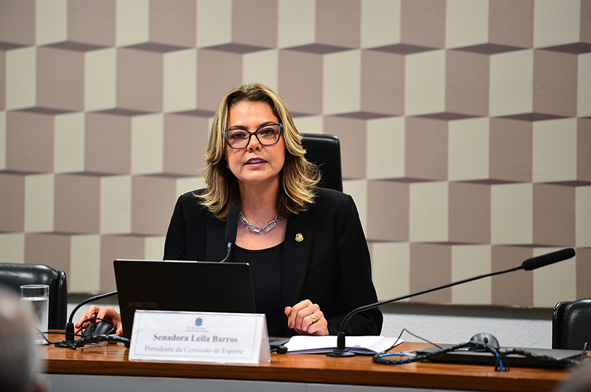 À mesa, presidente da CEsp, senadora Leila Barros (PDT-DF), conduz reunião.