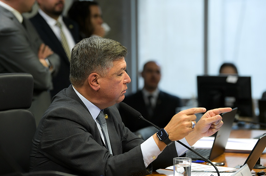 Presidente da CPMI - INSS, senador Carlos Viana (Podemos-MG) em pronunciamento à mesa.