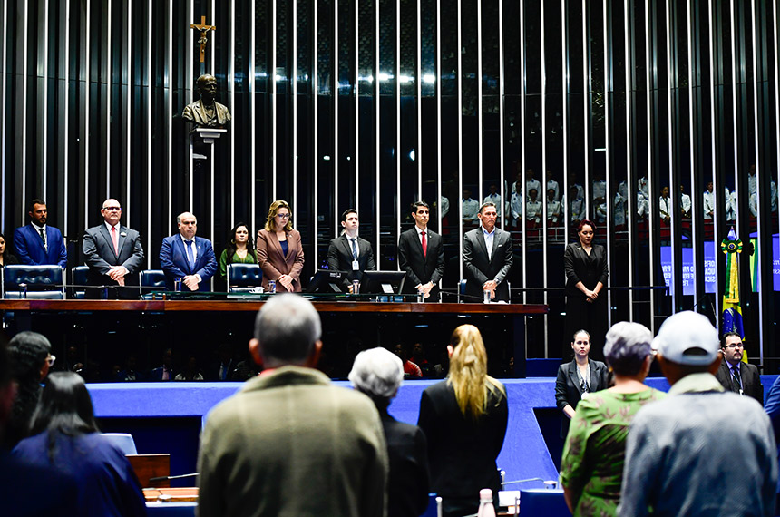 Em posição de respeito, parlamentares e convidados acompanham execução do Hino Nacional.