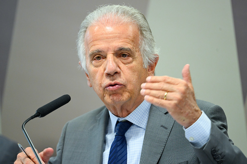 Em pronunciamento, à mesa, ministro de Estado da Defesa, José Múcio Monteiro Filho.