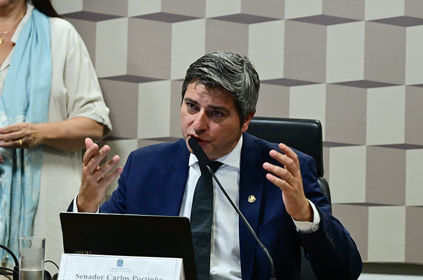 À mesa, presidente eventual da CEsp, senador Carlos Portinho (PL-RJ), conduz reunião.