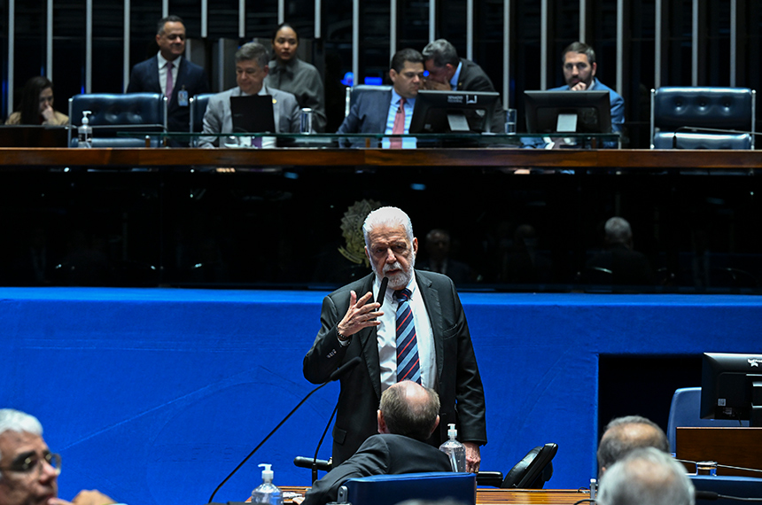 À bancada, em pronunciamento, líder do governo no Senado Federal, senador Jaques Wagner (PT-BA).