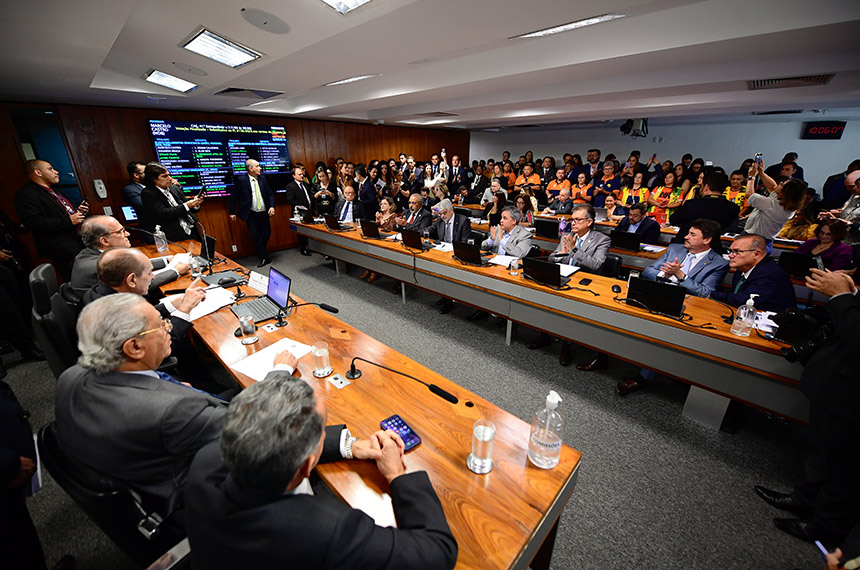 Agentes Comunitários de Saúde e Agentes de Combate às Endemias acompanham reunião.