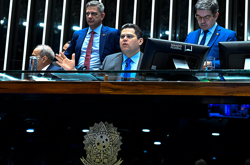 Regulamentação da profissão de condutor de ambulância volta à Câmara — Senado Notícias