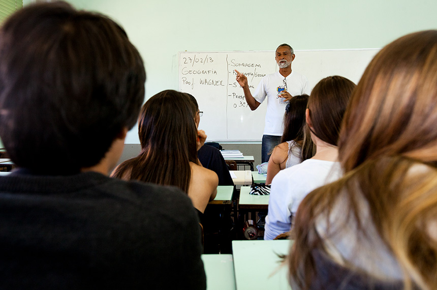 Sancionada lei que cria Carteira Nacional de Docente — Senado Notícias