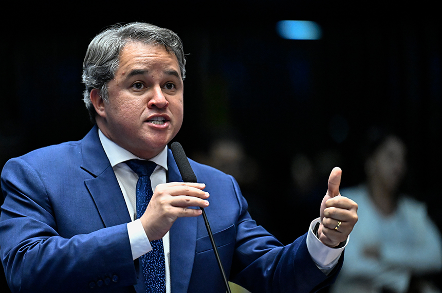 Senador Efraim Filho (União-PB) em pronunciamento à bancada.