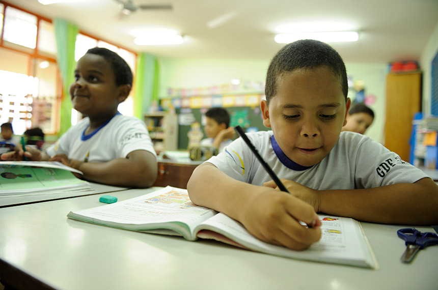 Sistema Nacional da Educação volta ao Senado e prevê 'CPF estudantil' — Senado Notícias