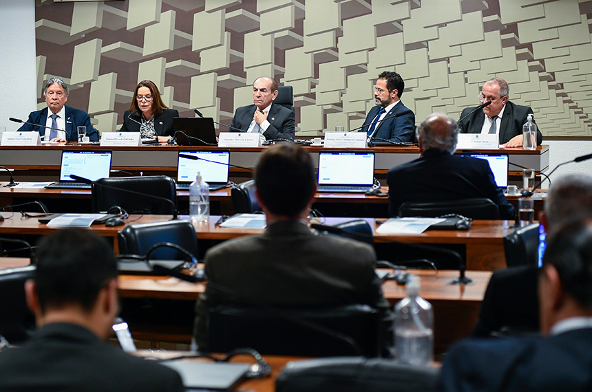 debatedores questionam atribuição do exame ao CFM — Senado Notícias