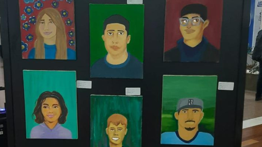 Assembleia Legislativa do Paraná | ALEP | Notícias > Assembleia recebe exposição “Primeiros Olhares” com autorretratos de jovens do Projeto Garoto Cidadão de Araucária