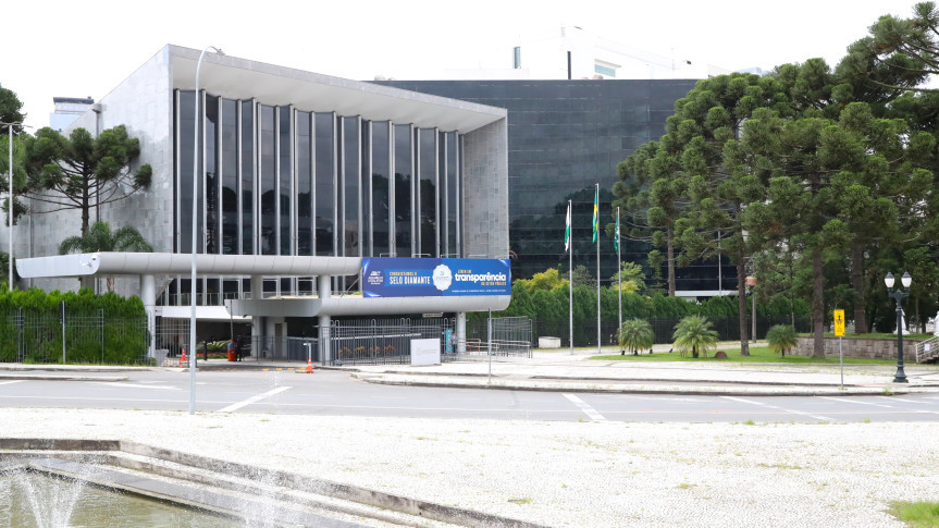 Assembleia Legislativa do Paraná | ALEP | Notícias > Assembleia Legislativa promove debate sobre riscos do metanol e presta homenagens a categorias e entidades