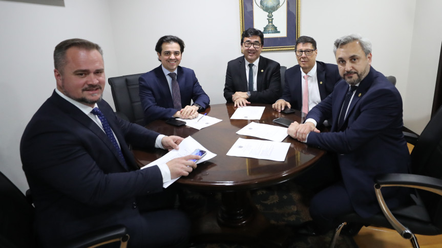 Assembleia Legislativa do Paraná | ALEP | Notícias > Projeto que proíbe venda de leite em pó importado e reidratado no Paraná avança na Comissão de Indústria e Comércio