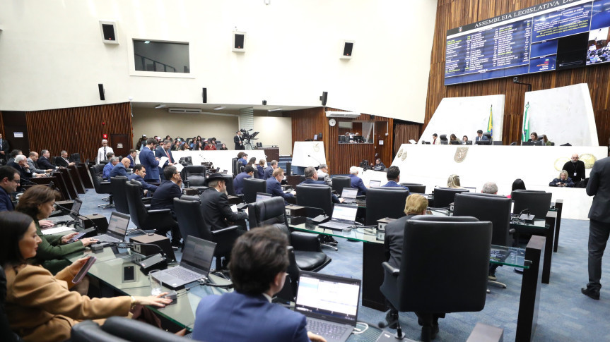 Assembleia Legislativa do Paraná | ALEP | Notícias > Assembleia acelera votação e projeto que proíbe reconstituição de leite em pó importado no Paraná é aprovado em 1º turno