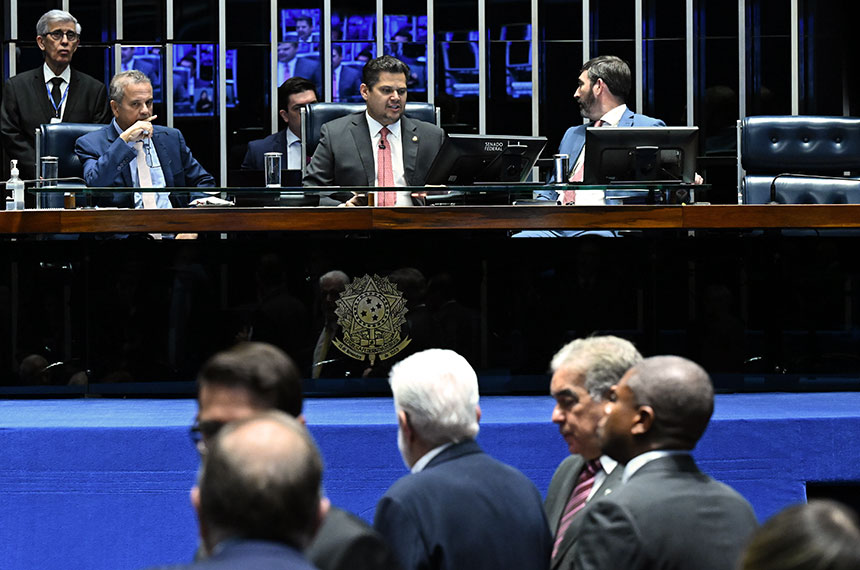 Aprovada isenção de tributos para incentivar doação de medicamentos — Senado Notícias