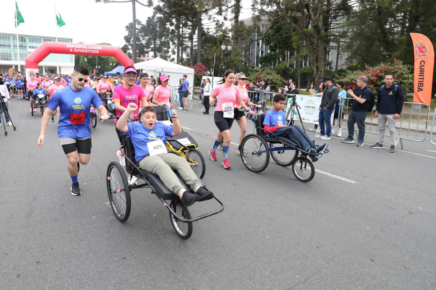 Assembleia Legislativa do Paraná | ALEP | Notícias > Esporte, solidariedade e saúde marcam a 1ª Corrida de Rua da Assembleia Legislativa