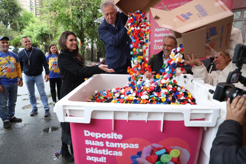 Assembleia Legislativa do Paraná | ALEP | Notícias > Tampinha Paraná: Assembleia e Sanepar entregam 450 kg de tampinhas ao Asilo São Vicente de Paulo