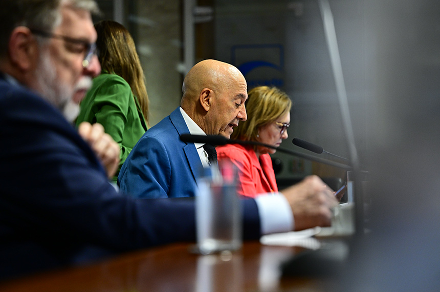 CE aprova garantia de acesso à água potável nas escolas — Senado Notícias