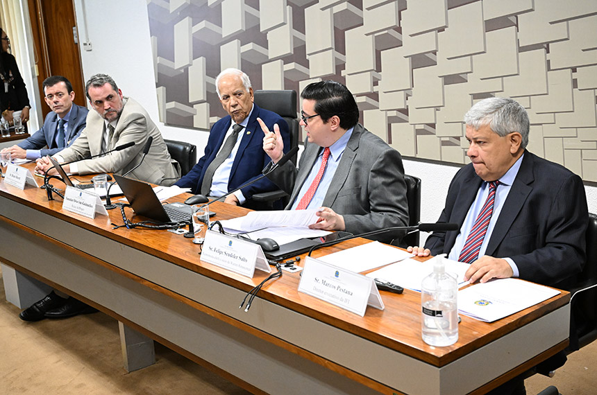Debatedores apontam prós e contras em criar limite para dívida pública — Senado Notícias
