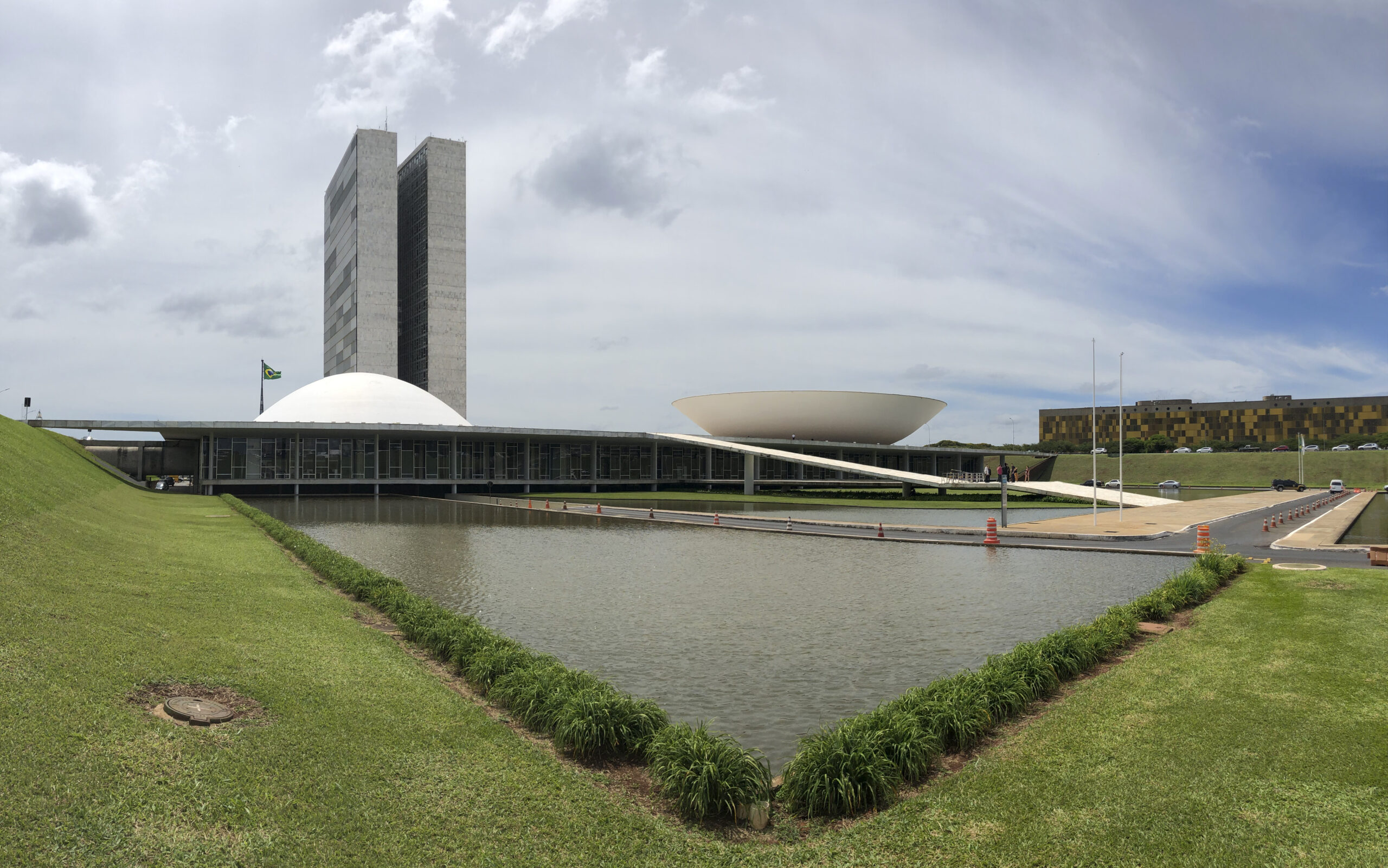 As cúpulas do Senado e da Câmara dos Deputados estão iluminadas com a cor azul em alusão à campanha Novembro Azul, para orientar a população masculina sobre o câncer de próstata.
