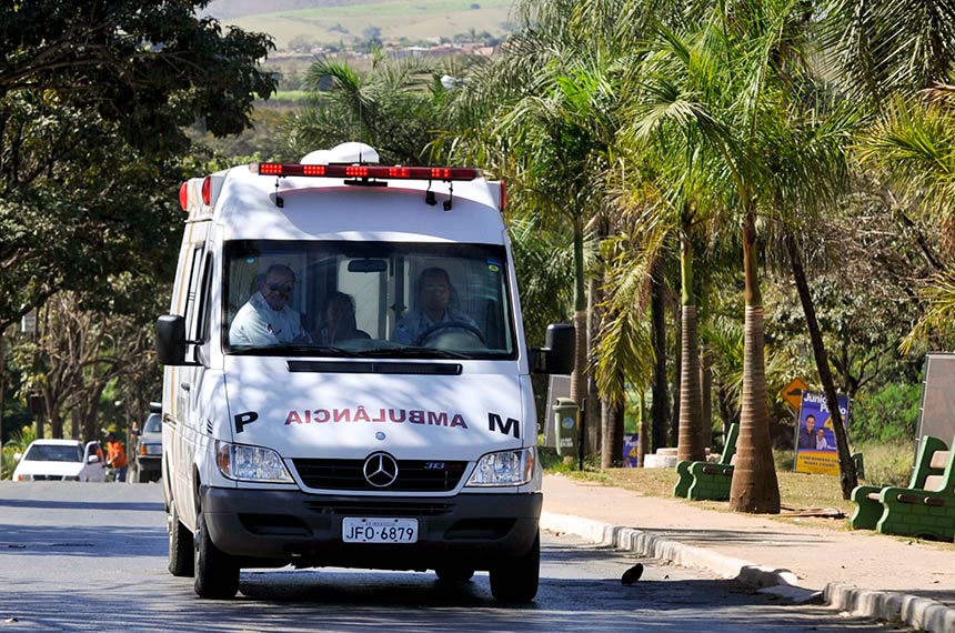 Regulamentação da profissão de condutor de ambulância segue para sanção — Senado Notícias