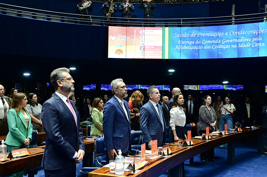 Senado premia governadores por avanços na alfabetização infantil — Senado Notícias