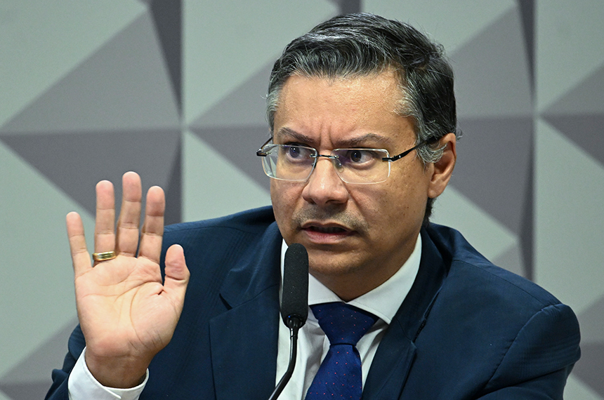 À mesa, em pronunciamento, ex-procurador-geral do Instituto Nacional do Seguro Social (INSS), Virgílio Antônio Ribeiro de Oliveira Filho.