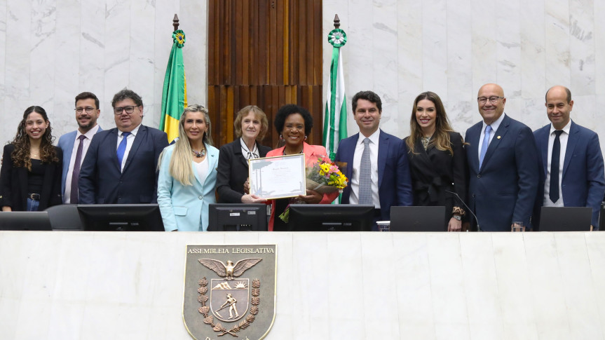 Assembleia Legislativa do Paraná | ALEP | Notícias > Deputada Luciana Rafagnin (PT) entrega Menção Honrosa à jornalista Dulcineia Novaes