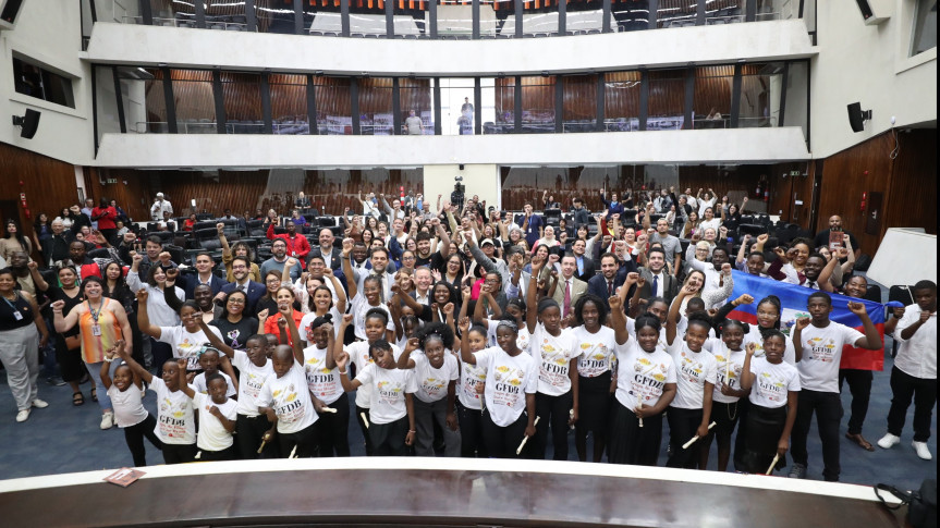 Assembleia Legislativa do Paraná | ALEP | Notícias > Assembleia lança guia de documentação e direitos durante debate sobre acolhimento a migrantes e refugiados