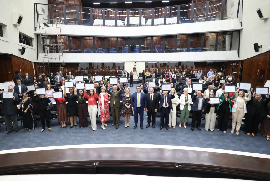 Assembleia Legislativa do Paraná | ALEP | Notícias > Assembleia Legislativa homenageia síndicos e empresas que contribuem ao bem-estar nos condomínios do Paraná