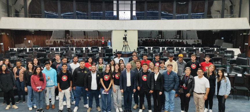 Assembleia Legislativa do Paraná | ALEP | Notícias > Alunos de Rio Bonito do Iguaçu visitam a Assembleia Legislativa