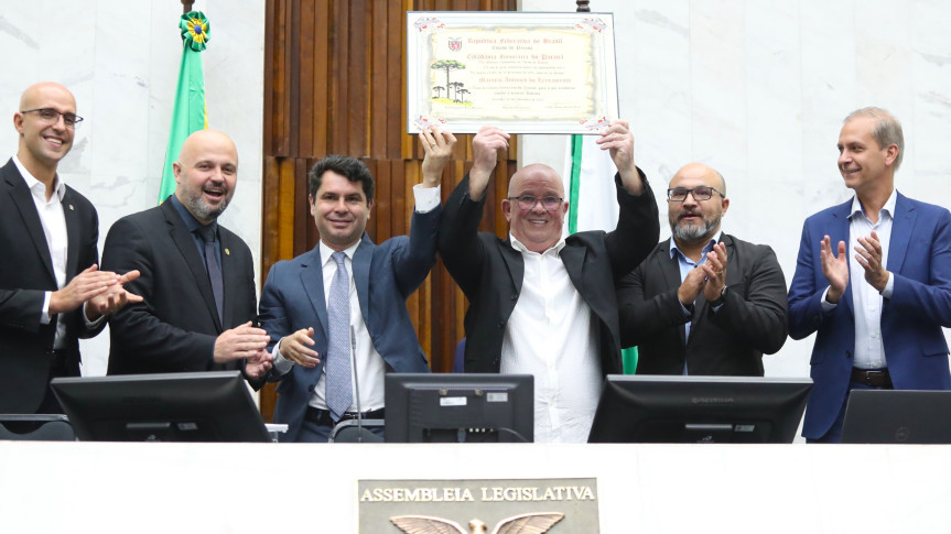 Assembleia Legislativa do Paraná | ALEP | Notícias > Emoção marca solenidade de entrega de título de Cidadão Honorário do Paraná a Macaris do Livramento