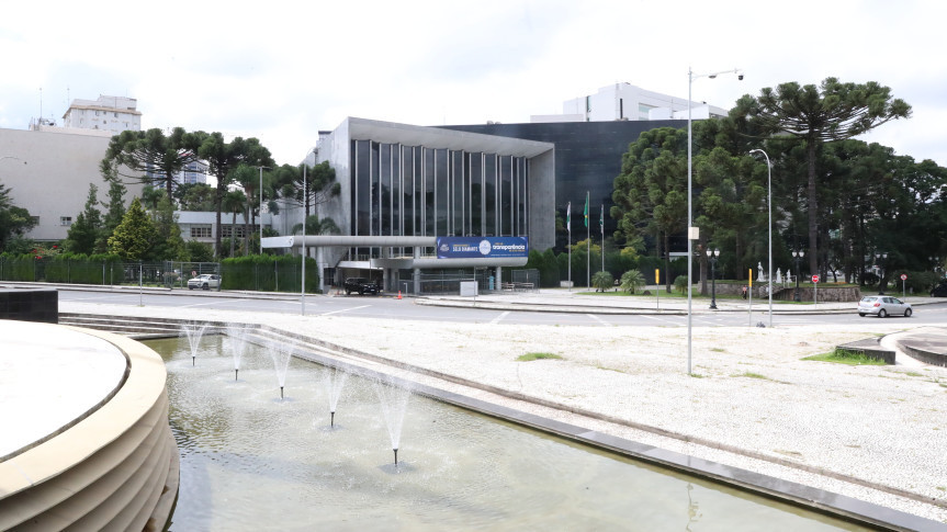 Assembleia Legislativa do Paraná | ALEP | Notícias > Proteção animal, acolhimento a migrantes, combate à violência e contagem de votos marcam semana na Assembleia