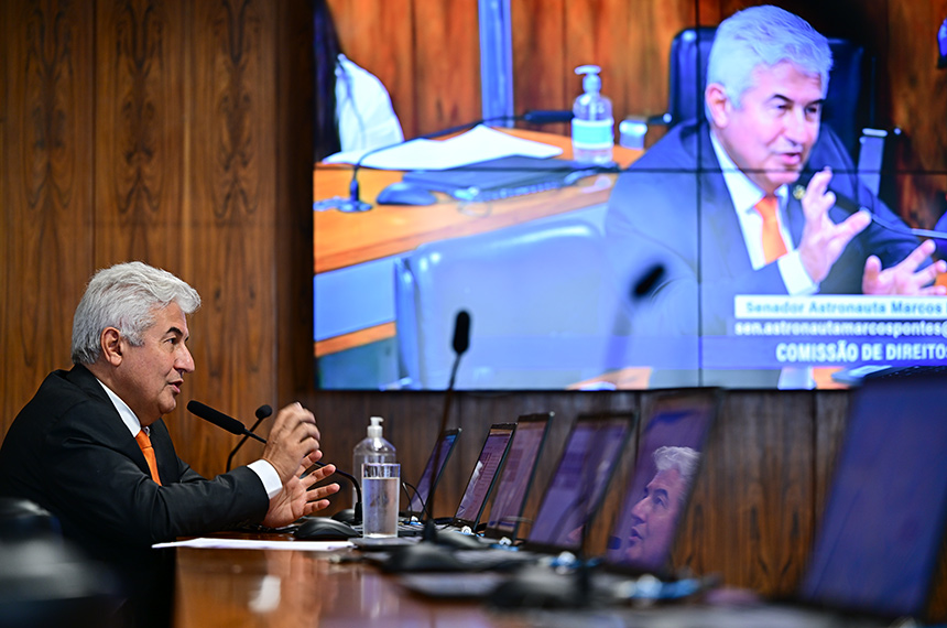 À bancada, em pronunciamento, relator do PL 1981/2021, senador Astronauta Marcos Pontes (PL-SP).