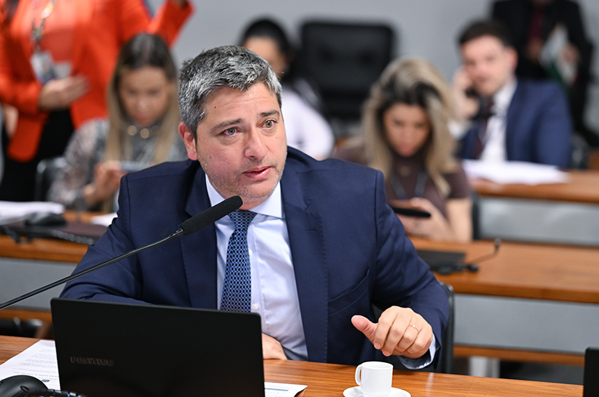 Em pronunciamento, à bancada, relator do PL 5598/2023, senador Carlos Portinho (PL-RJ).