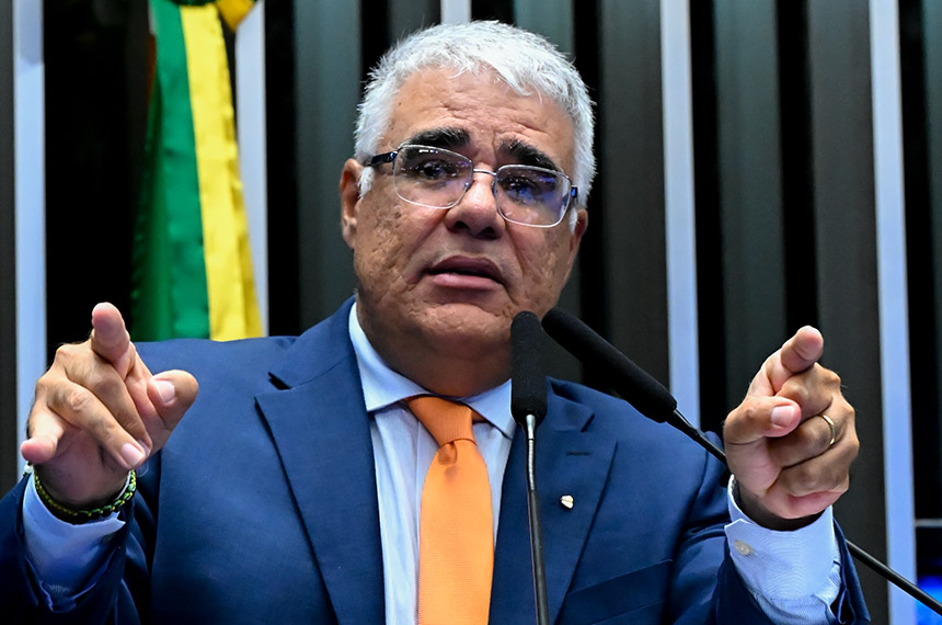 À tribuna, em discurso, senador Eduardo Girão (Novo-CE).