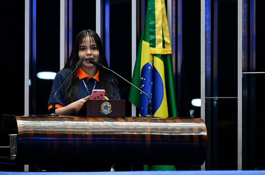 À tribuna, em discurso, jovem senadora Rebeca Souza Marinho (PA).