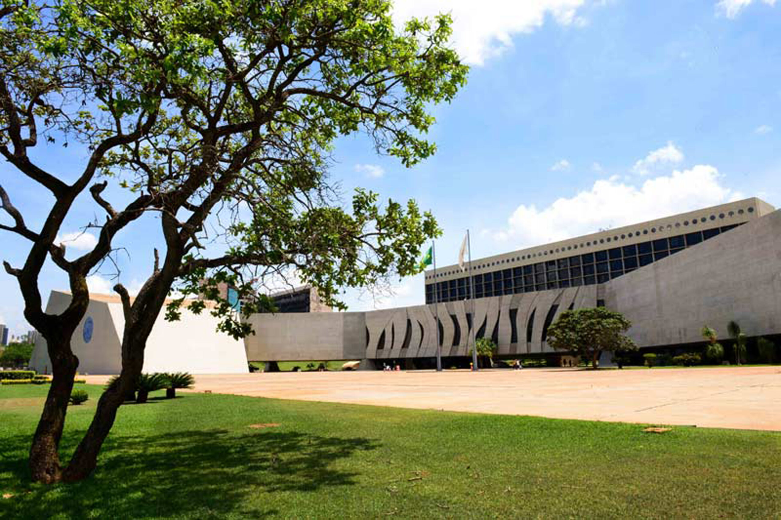 Lei cria 330 funções comissionadas para o Superior Tribunal de Justiça — Senado Notícias