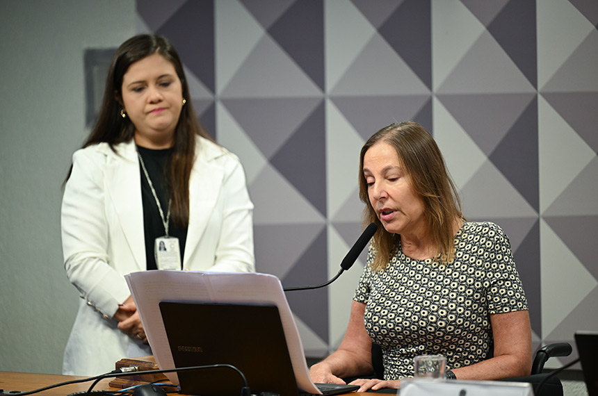 À mesa, em pronunciamento, vice-presidente da CDH, senadora Mara Gabrilli (PSD-SP).
