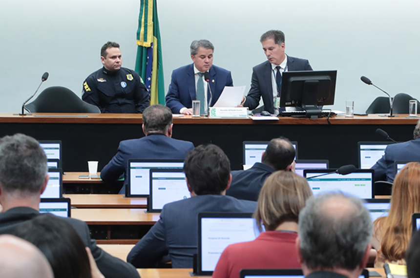 Aprovada em comissão, LDO deve ser votada pelo Congresso nesta quinta — Senado Notícias