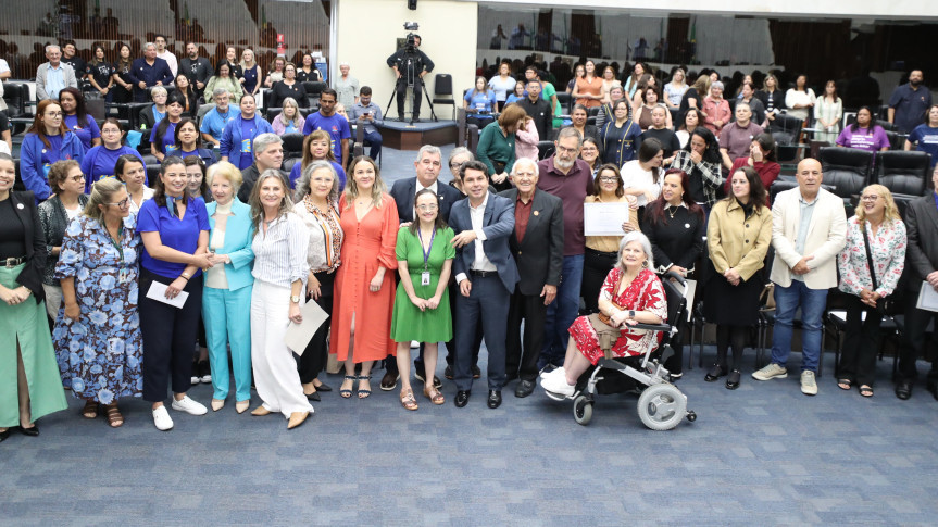 Assembleia Legislativa do Paraná | ALEP | Notícias > Sessão Solene celebra os 38 anos da Febiex/PR e homenageia educadores das escolas especiais da RMC