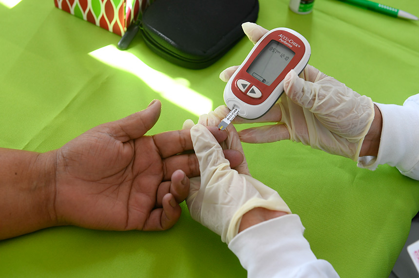 Os estandes do SIS são destinados para recepção dos participantes, medição de glicemia capilar, aferição de PA (pressão arterial) com pessoal de enfermagem, biometria (medida de peso, altura, índice de massa corporal, cintura e quadril), com médicos para orientações gerais e/ou quando o participante apresentar alteração nos exames de triagem.