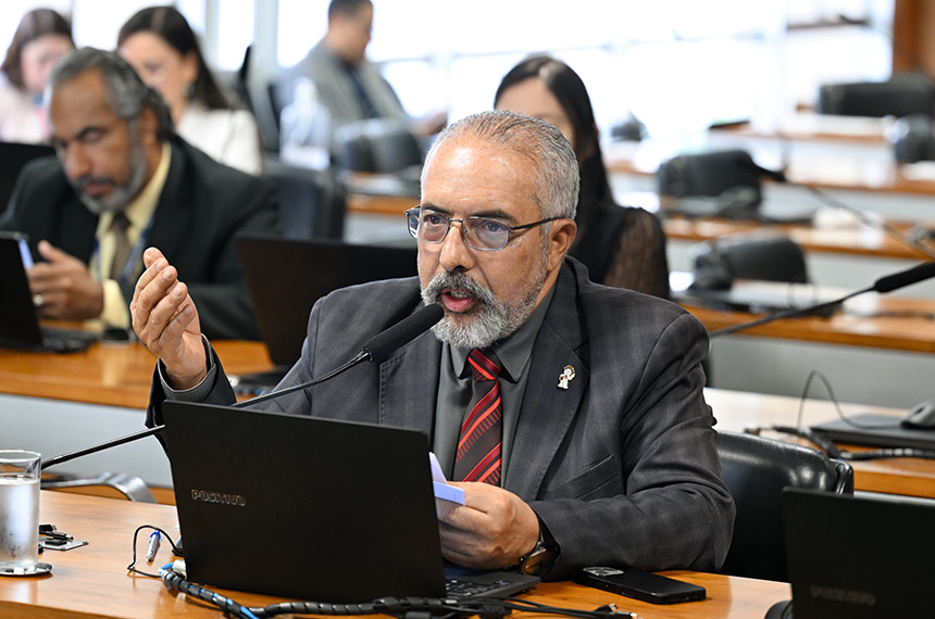 À bancada, em pronunciamento, senador Paulo Paim (PT-RS).
