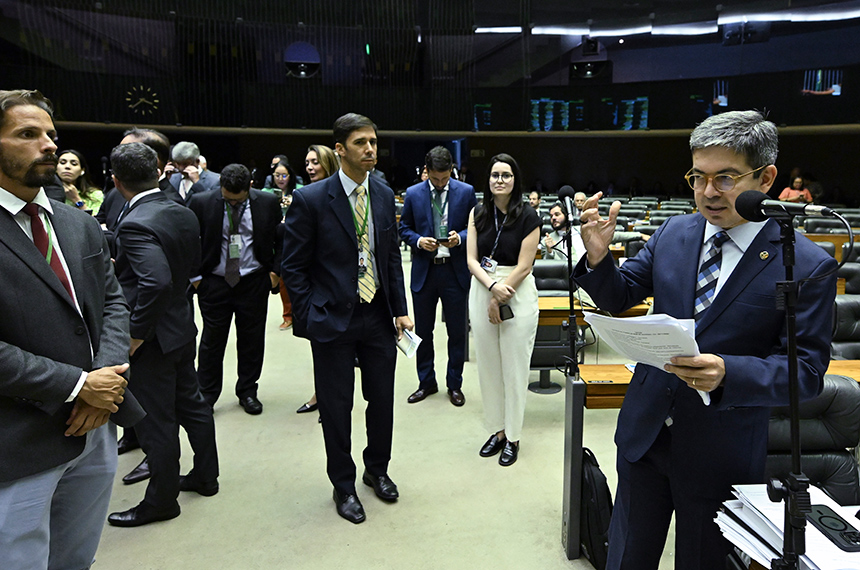 Em pronunciamento, à bancada, líder do governo no Congresso Nacional, senador Randolfe Rodrigues (PT-AP).
