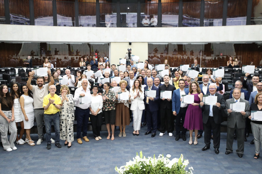Assembleia Legislativa do Paraná | ALEP | Notícias > Assembleia presta homenagem a protagonistas do desenvolvimento social e econômico do Paraná