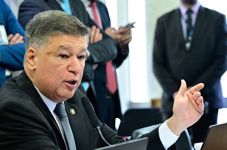 À mesa, presidente da CPMI - INSS, senador Carlos Viana (Podemos-MG), conduz reunião.