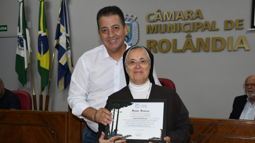 Assembleia Legislativa do Paraná | ALEP | Notícias > Deputado Cobra Repórter (PSD) entrega Menção Honrosa à Irmã Elizabeth Mendes em Rolândia