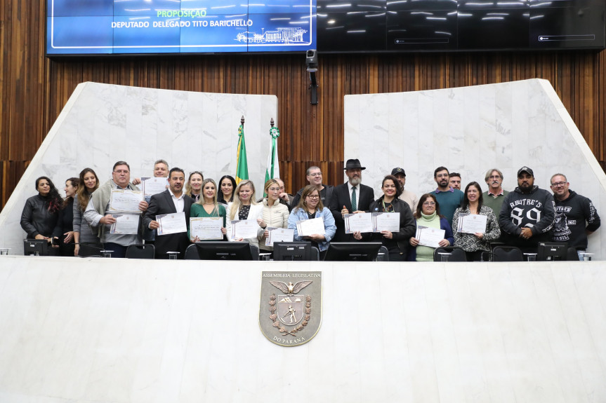 Assembleia Legislativa do Paraná | ALEP | Notícias > Funcionários e permissionários de Mercados Municipais são homenageados pela Assembleia Legislativa