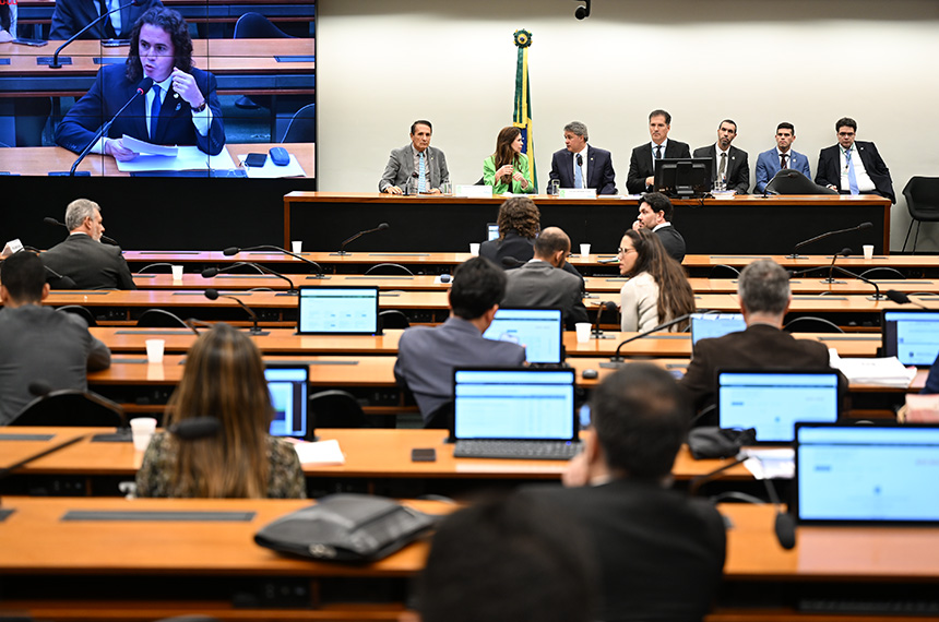Painel exibe senador Veneziano Vital do Rêgo (MDB-PB) em pronunciamento à bancada.